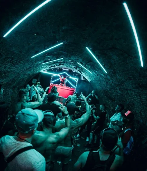 clubbing en lugares imposibles minas abandonadas