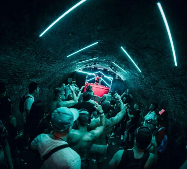 clubbing en lugares imposibles