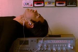 chico tumbado cansado del debate entre el reggaetón y la electrónica