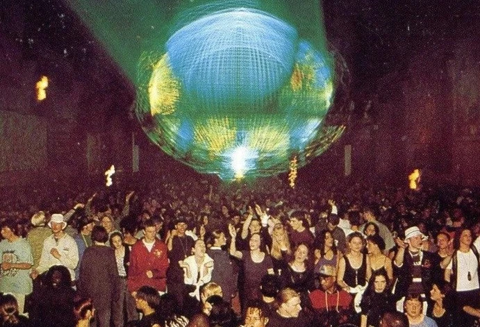 gente grabando en una discoteca porque el techno se hizogrande