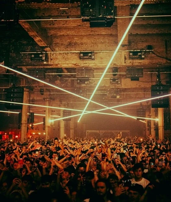la decoración de la discoteca de techno hace grabar a todos