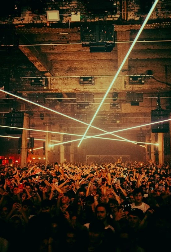 la decoración de la discoteca de techno hace grabar a todos