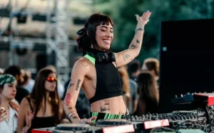 chica pinchando techno