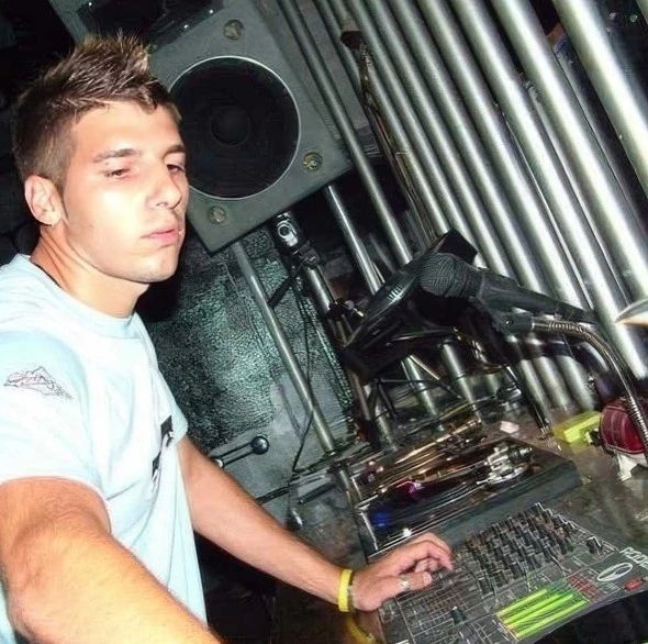 Chico pinchando techno
