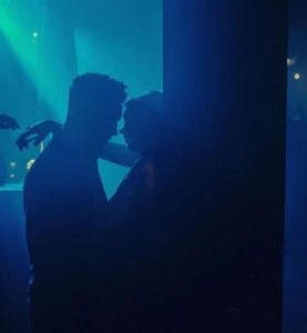 pareja disfrutando de una noche de electrónica