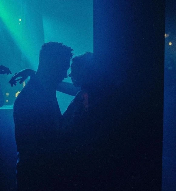 pareja disfrutando de una noche de electrónica
