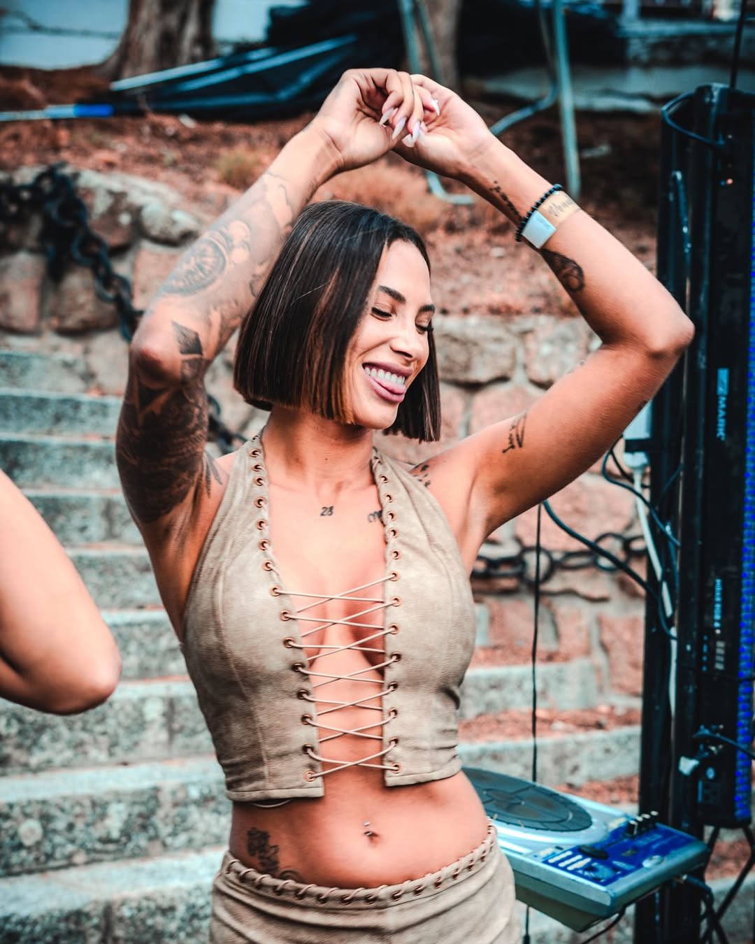mujer escuchando y bailando electrónica